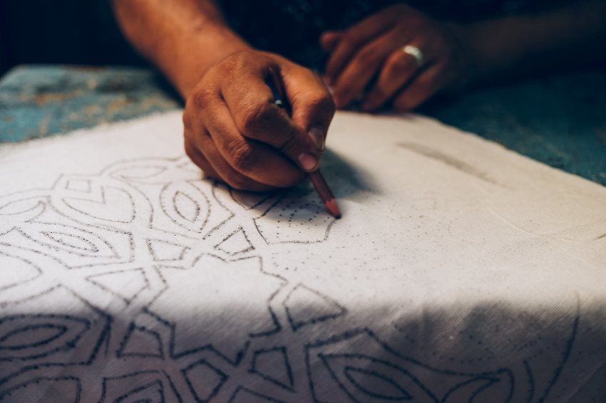 一顶帐篷的制作时间可能长达数月。在开罗的帐篷一条街,如今还有大约50家手工作坊。