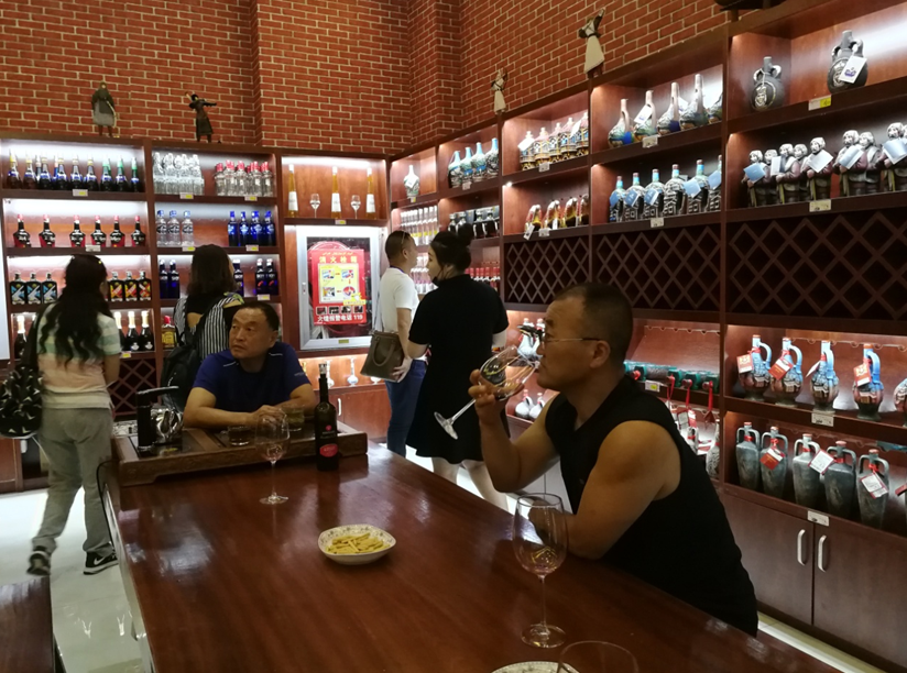 免税店顾客正在品尝格鲁吉亚红酒。白云怡摄