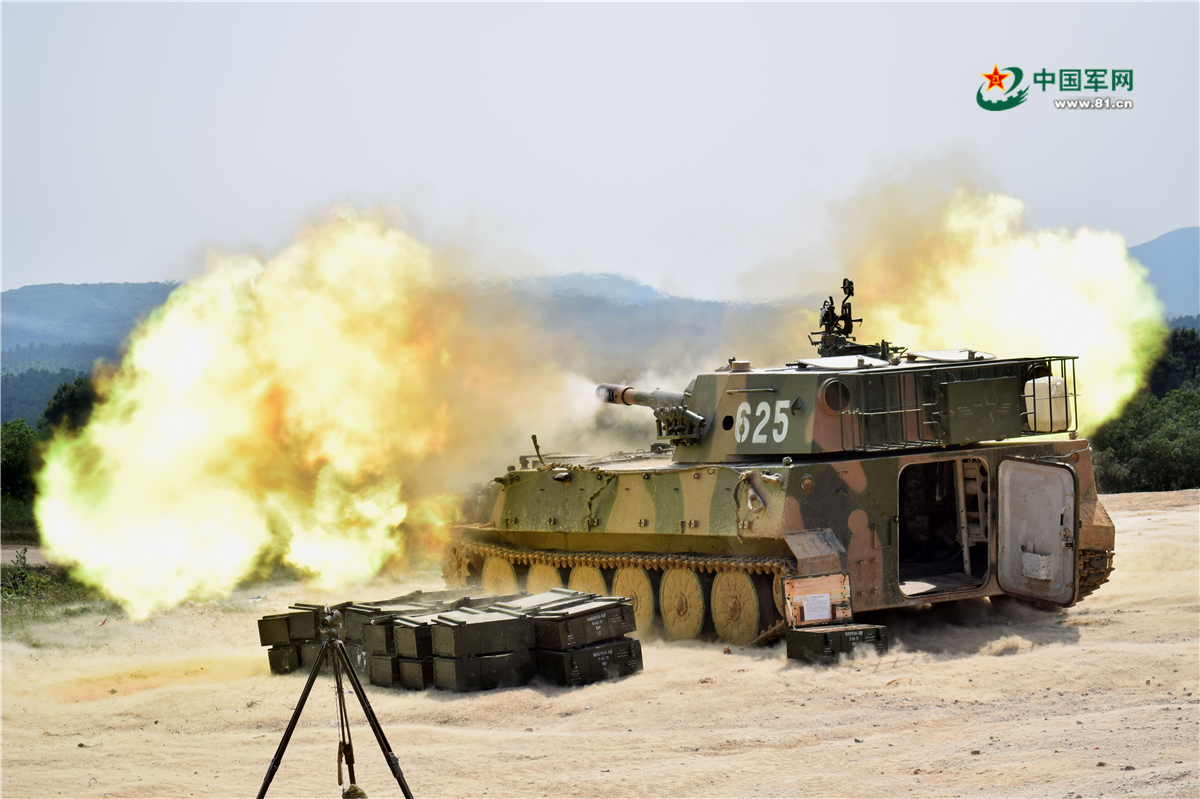 自行榴弹炮实弹射击展示惊人火力