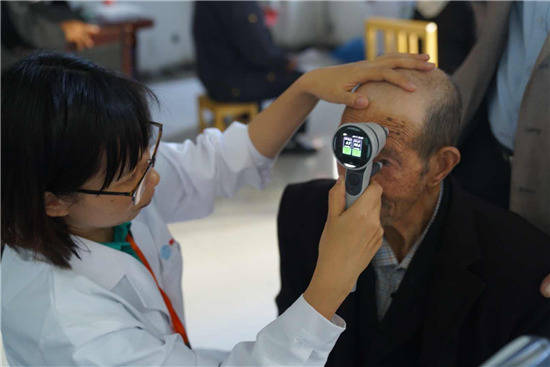 门诊的叶荷花医生 陈吉利 摄