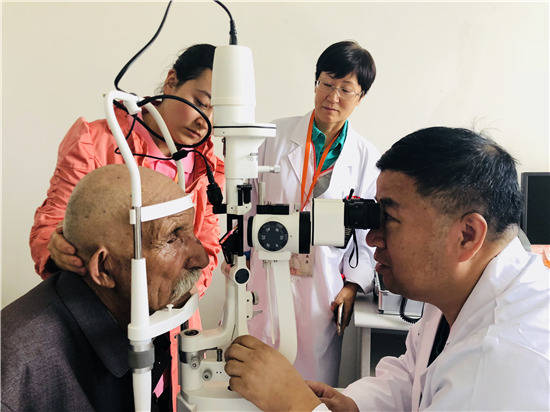 门诊的赵培泉医生 刺梨 摄