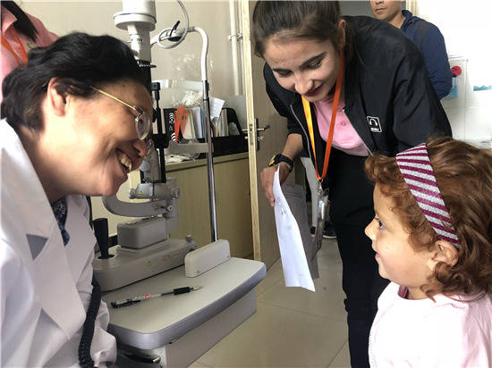 门诊的徐建江医生 刺梨 摄