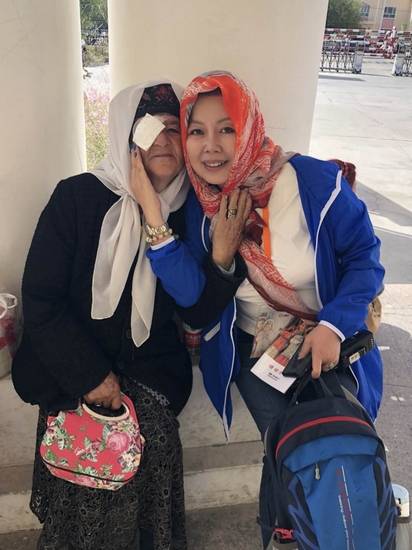塔吉克族大娘和赵芝玲 李清龙 摄