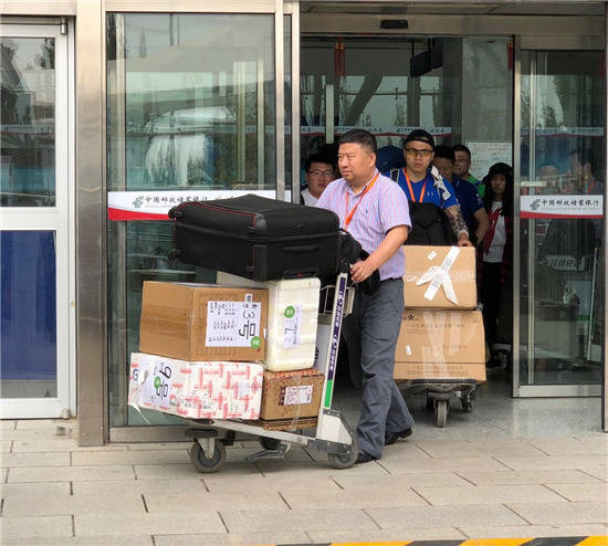 从喀什机场出来的赵培泉 赵芝玲 摄