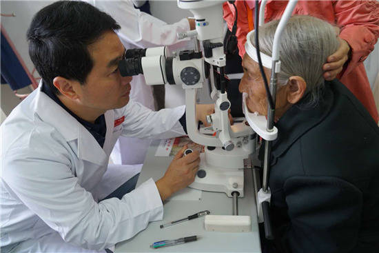 在门诊的赵培泉、陆立恒 刺梨 摄