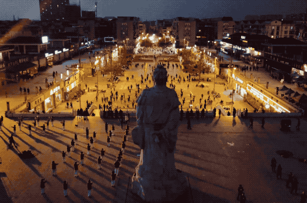 康世伟是一名当代艺术家,