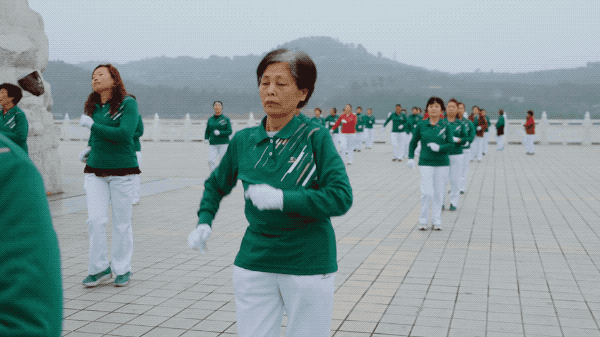 周太太跳广场舞治好了脊椎病