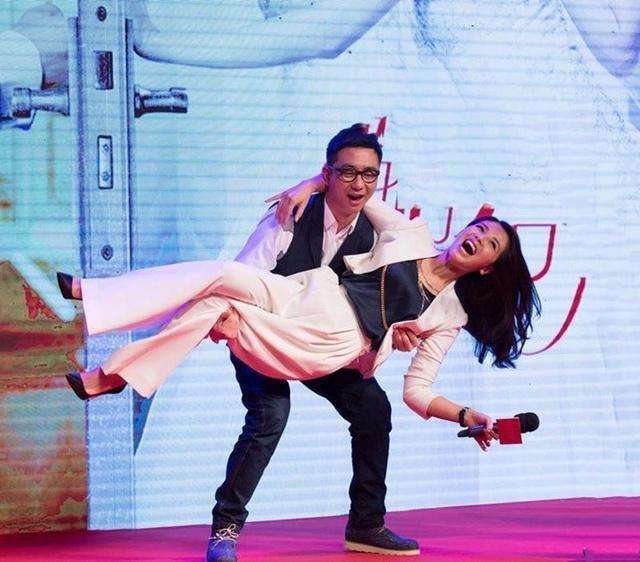 被公主抱尴尬瞬间:anglelababy紧紧护着王中磊的手,李宇春没穿裤子?