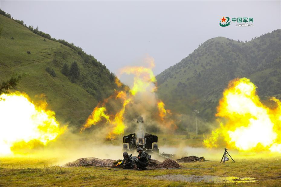 15 陆军第77集团军某旅高原峡谷地域进行跨昼夜实兵演习