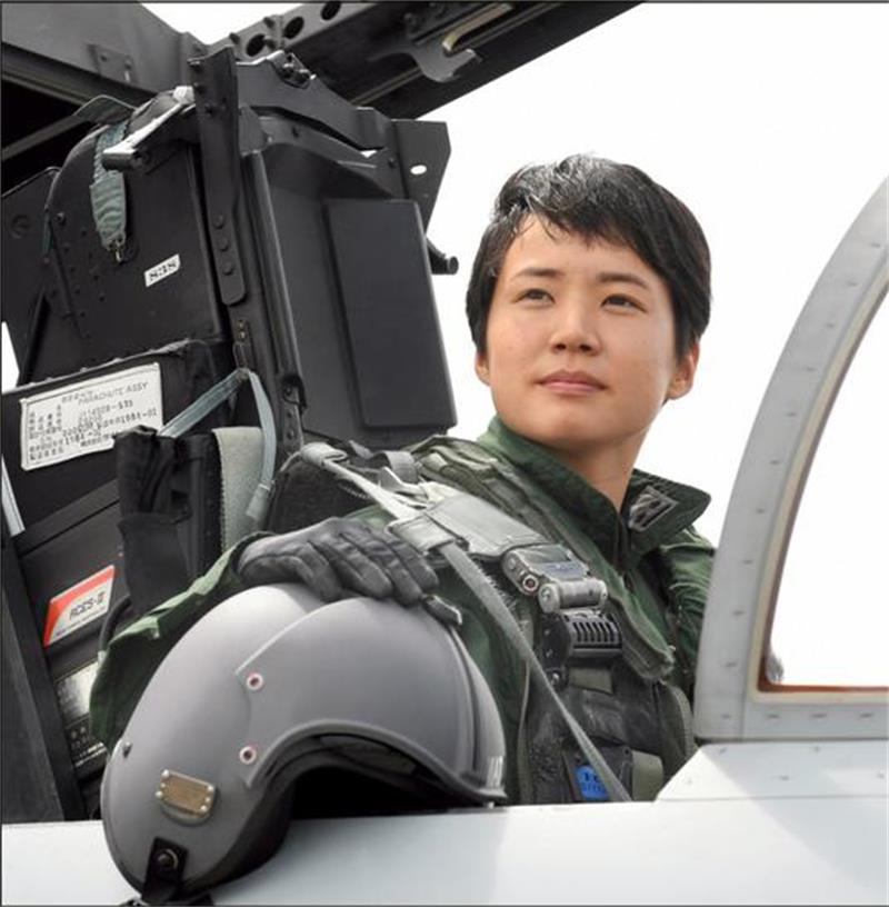 日首位女战斗机飞行员登场 未来或对付中国军机