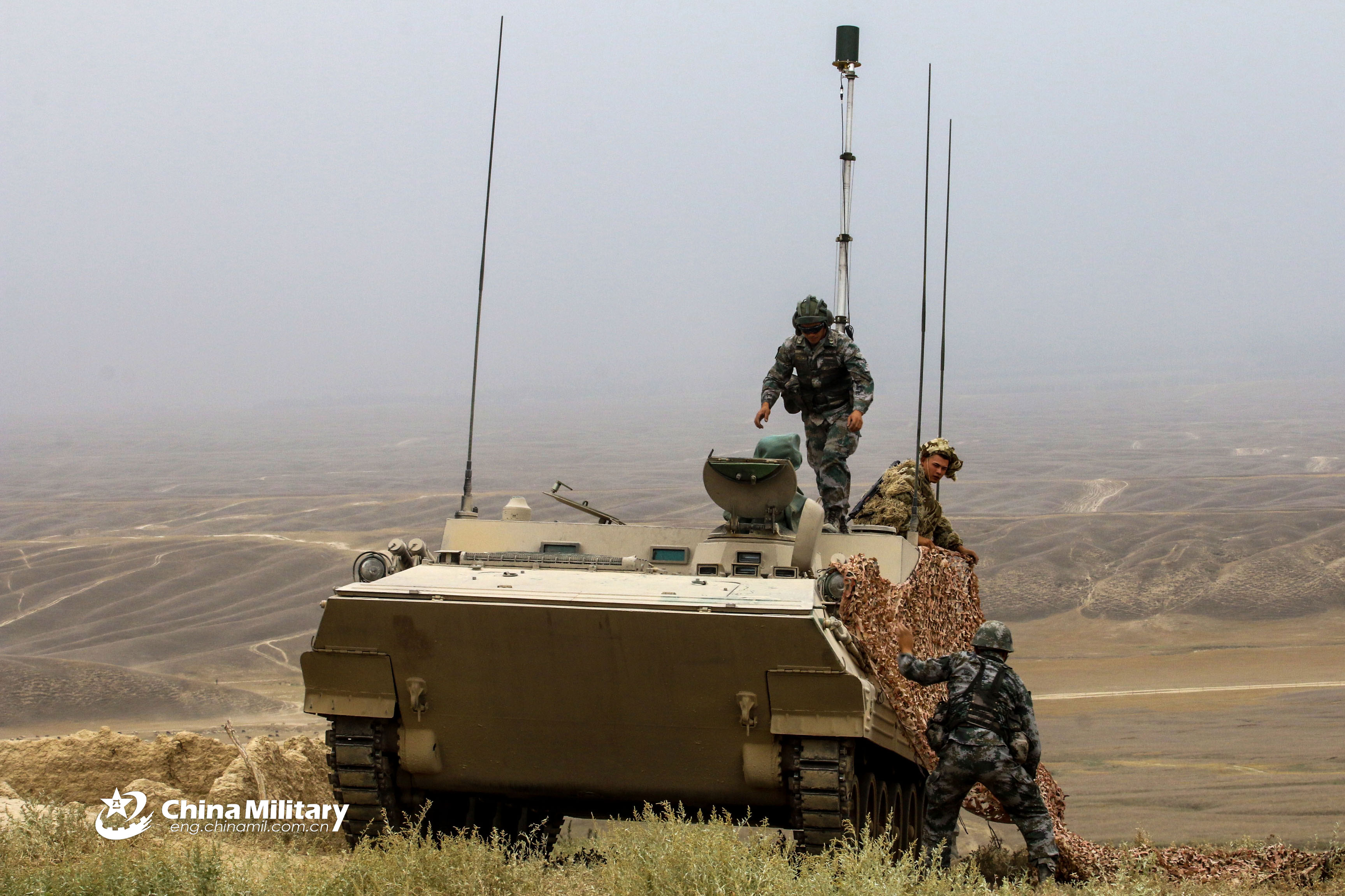 8 新疆军区88式主战坦克多兵种协同作战演练