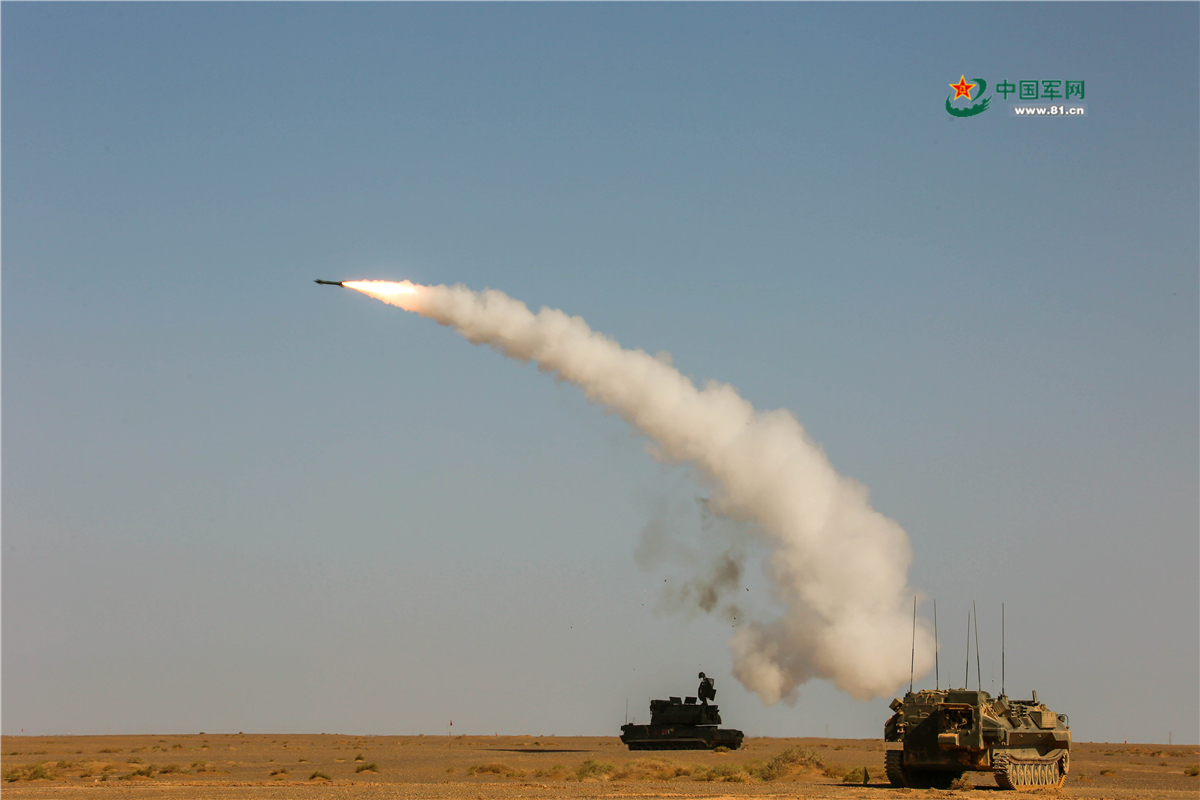 大漠深处防空部队展示全天候防空作战能力