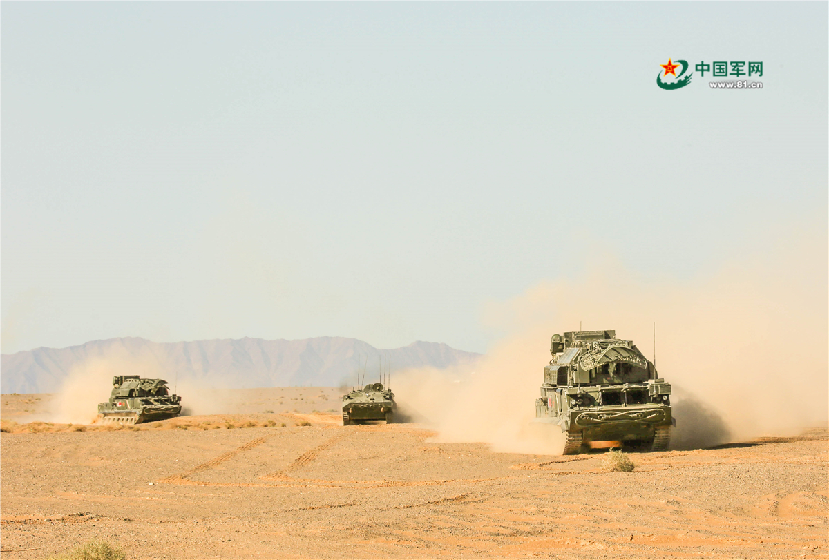 大漠深处防空部队展示全天候防空作战能力