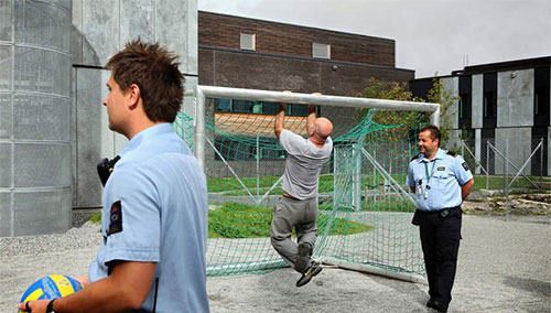 常有人说囚犯生涯是艰苦的，可对哈尔登监狱的犯人而言，住在这里有住八星级酒店的感觉。