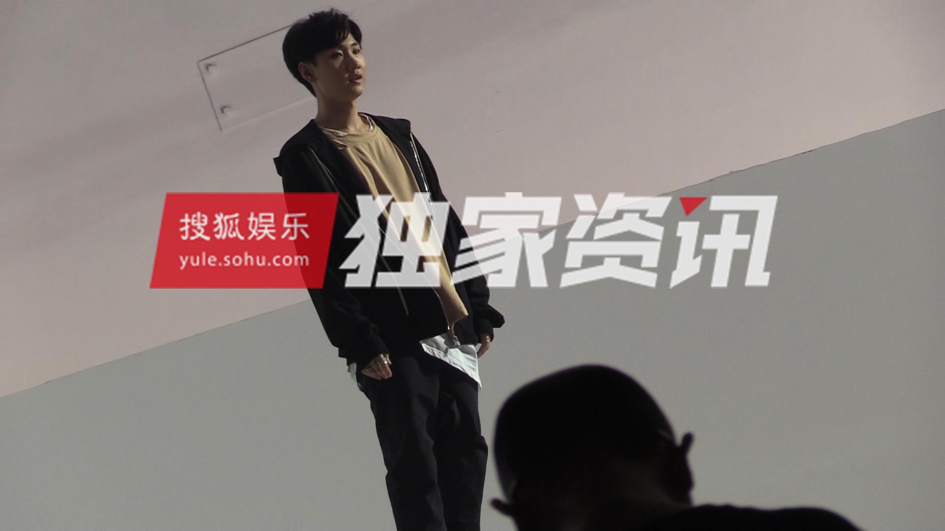 独家:汪苏泷片场换画风 潮系穿搭挑战bad boy