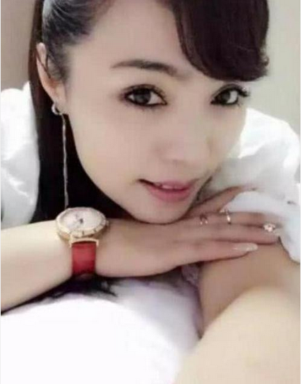 霍云龙的妻子长相也是非常的漂亮尽管自己的长相非常的不合格但是