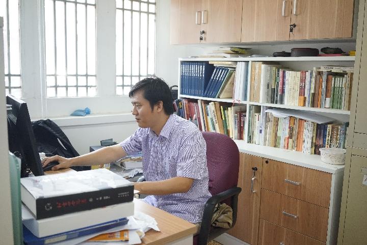 李卫伟在北京古建筑研究所办公。新华社记者高杉摄