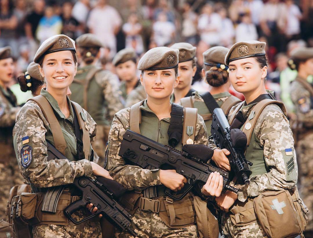 杨珈媛：战场背后，乌克兰女兵面对的是什么？|乌克兰|女兵|乌克兰女兵_新浪新闻