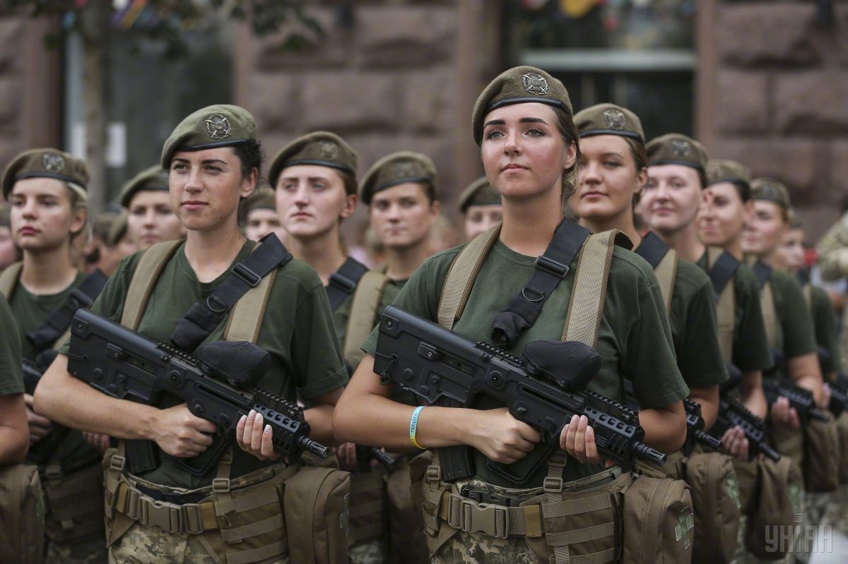 俄罗斯胜利日大阅兵 装备、女兵共吸睛