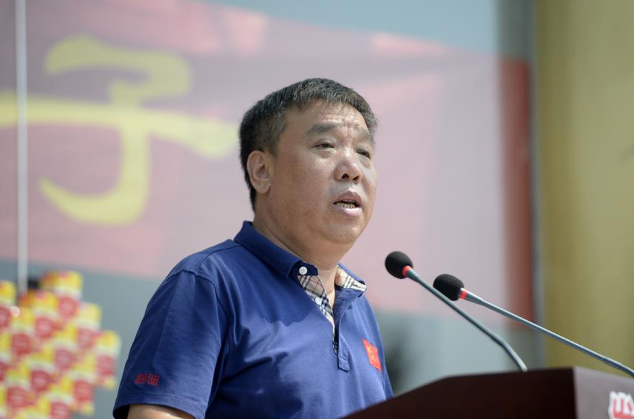 振东集团总裁李安平讲述扶贫济困日的由来,勉励受助大学生勇敢面对