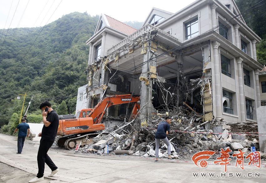 秦岭违建别墅整治在行动 周至豪华私人会所被拆除