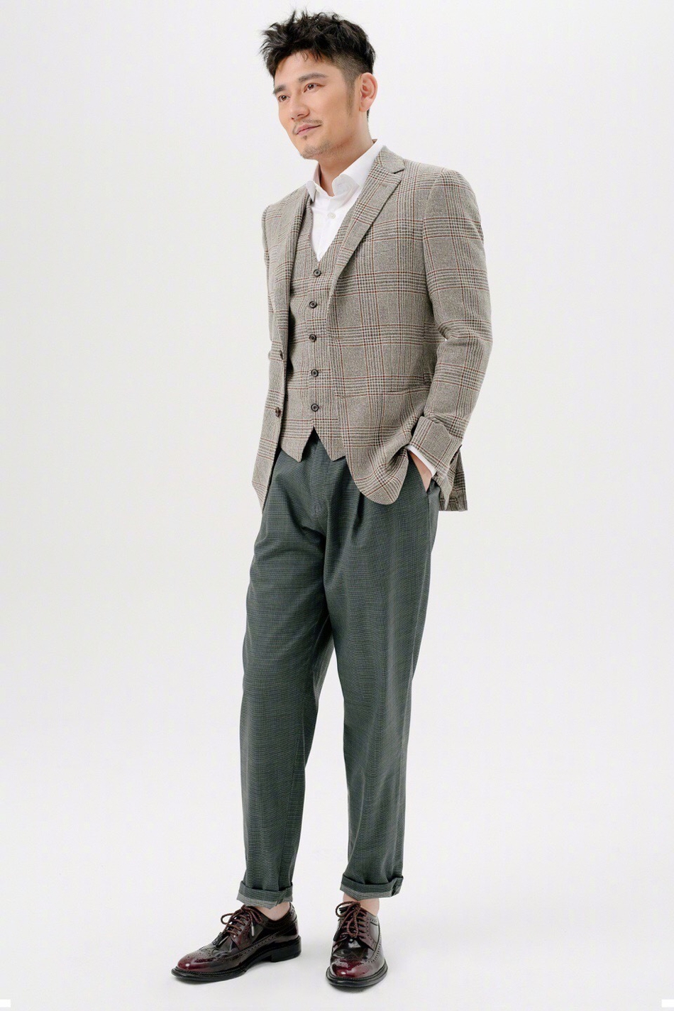 8月25日,近期因体重问题备受关注的钱枫在微博晒出一组新写真,不同于