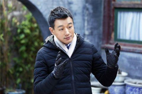 佟大为出生于辽宁抚顺，满族姓名佟佳·大为。2004年凭借《玉观音》获得了金鹰奖最受欢迎男演员奖。