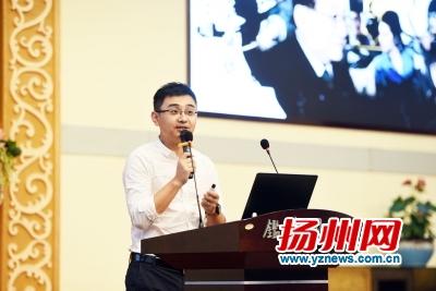 六神磊磊在讲演刘江瑞摄