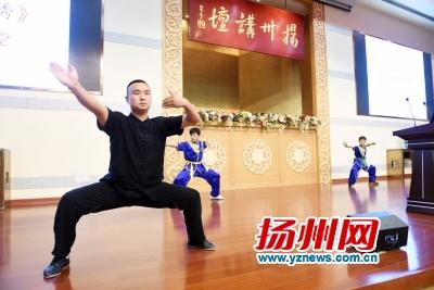 讲座开始前，义工表演刘江瑞摄