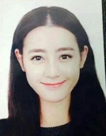 神仙姐姐刘亦菲的素颜证件照充满了灵气,除了脸上有点肉肉的外,和现在基本上没有变化!