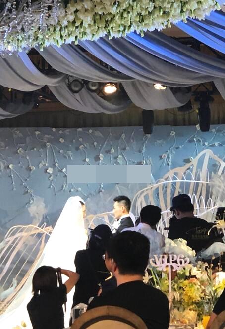 张馨予与何捷婚礼现场曝光携手步入礼堂满满爱意