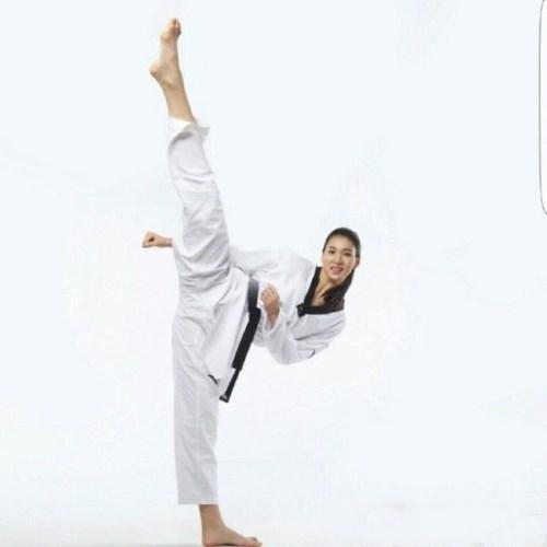 她192cm，身高决定了她拥有大长腿，但是一般不外露的她，还是被眼尖的粉丝认了出来。