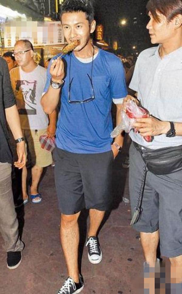 当38岁田亮穿大裤头撞上40岁黄晓明,网友:腿部差距也太尴尬了吧