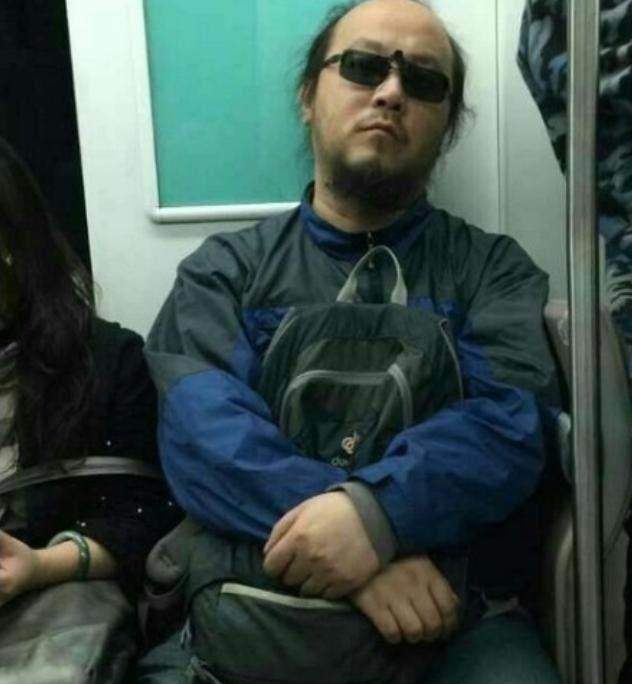 不少人看到之后都唏嘘不已,要知道当年的窦唯可是这样的。