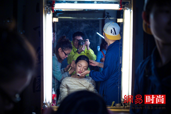 依然娇俏 周迅《如懿传》花絮照曝光