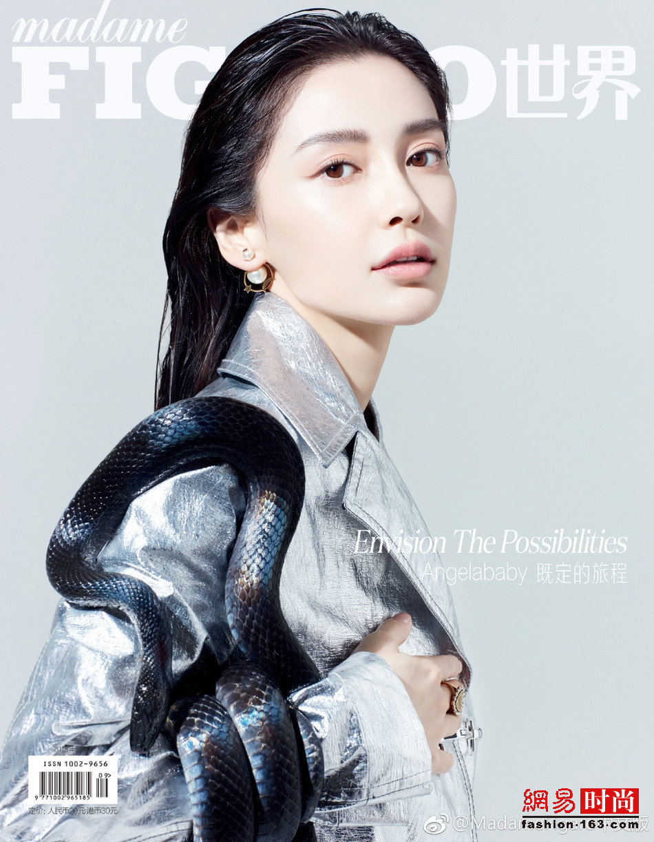 Angelababy登上某杂志9月刊封面大片曝光，甜美公主这一次化身蛇蝎美人，大胆与蛇共舞，冷感霸气。