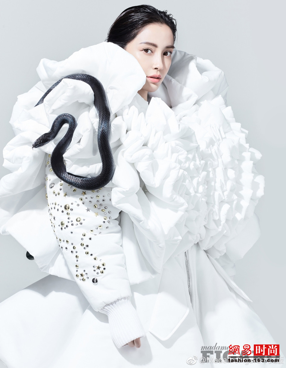 Angelababy登上某杂志9月刊封面大片曝光，甜美公主这一次化身蛇蝎美人，大胆与蛇共舞，冷感霸气。