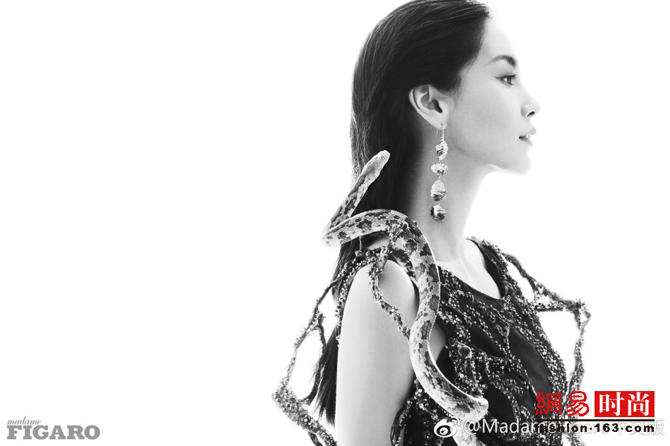 Angelababy登上某杂志9月刊封面大片曝光，甜美公主这一次化身蛇蝎美人，大胆与蛇共舞，冷感霸气。