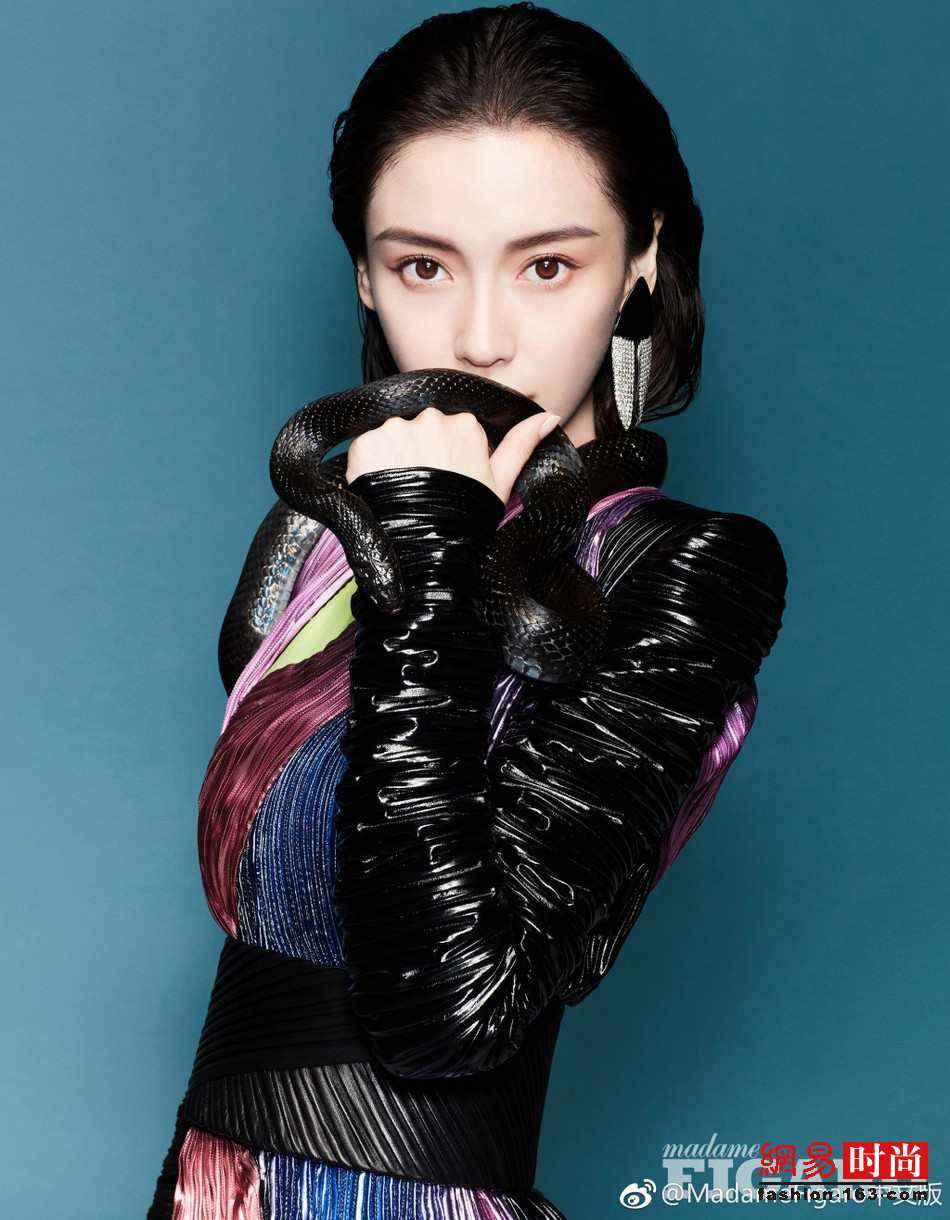 Angelababy登上某杂志9月刊封面大片曝光，甜美公主这一次化身蛇蝎美人，大胆与蛇共舞，冷感霸气。
