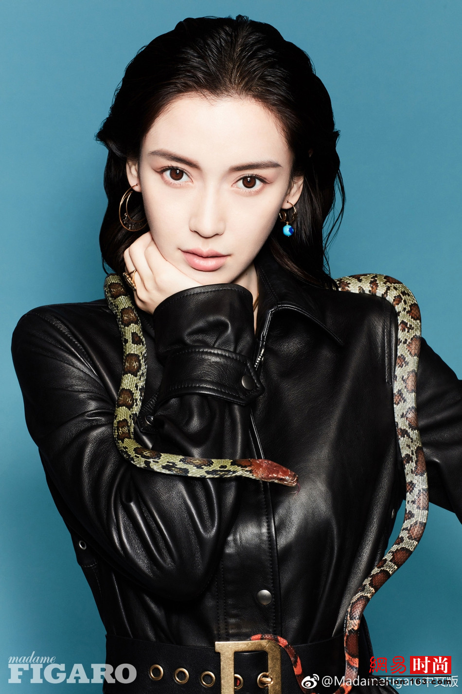 Angelababy登上某杂志9月刊封面大片曝光，甜美公主这一次化身蛇蝎美人，大胆与蛇共舞，冷感霸气。