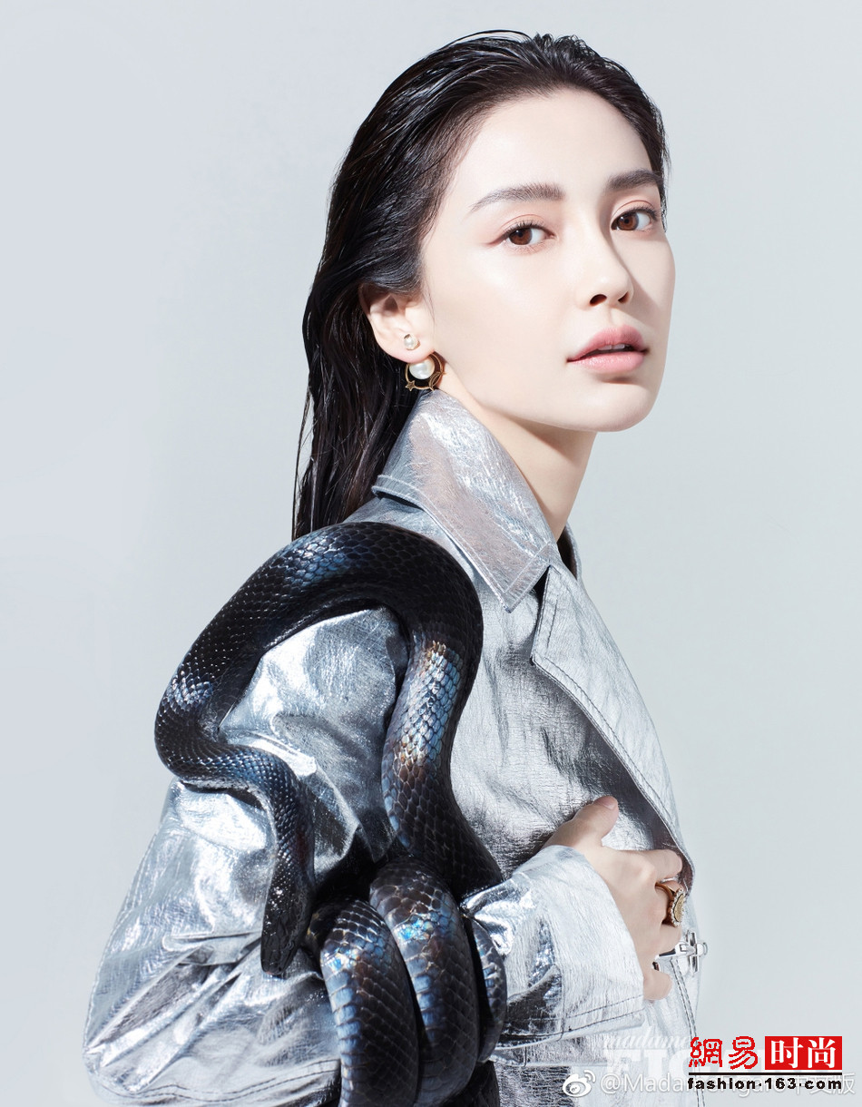 Angelababy登上某杂志9月刊封面大片曝光，甜美公主这一次化身蛇蝎美人，大胆与蛇共舞，冷感霸气。