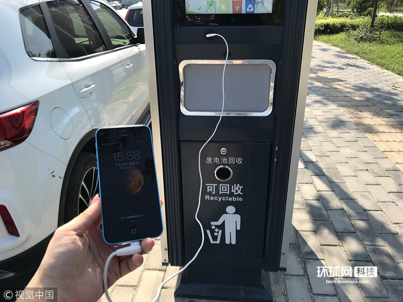 西安街头安装智能垃圾桶 配备usb手机充电口还能发光