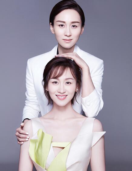 近日,演员练练曝光一组双面写真.