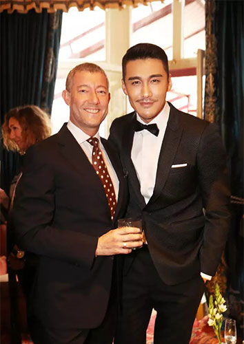 相信大家都看过他的电视剧《真情告白》《双响炮》和《摇摆女郎》等电视剧。