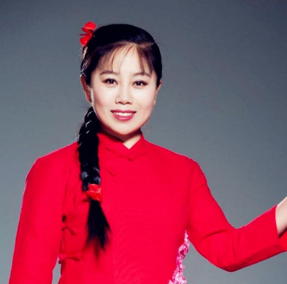 4次上星光大道花120万淘汰后负债累累今沦落到小舞台