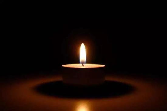 点燃一支蜡烛,为勇士送行
