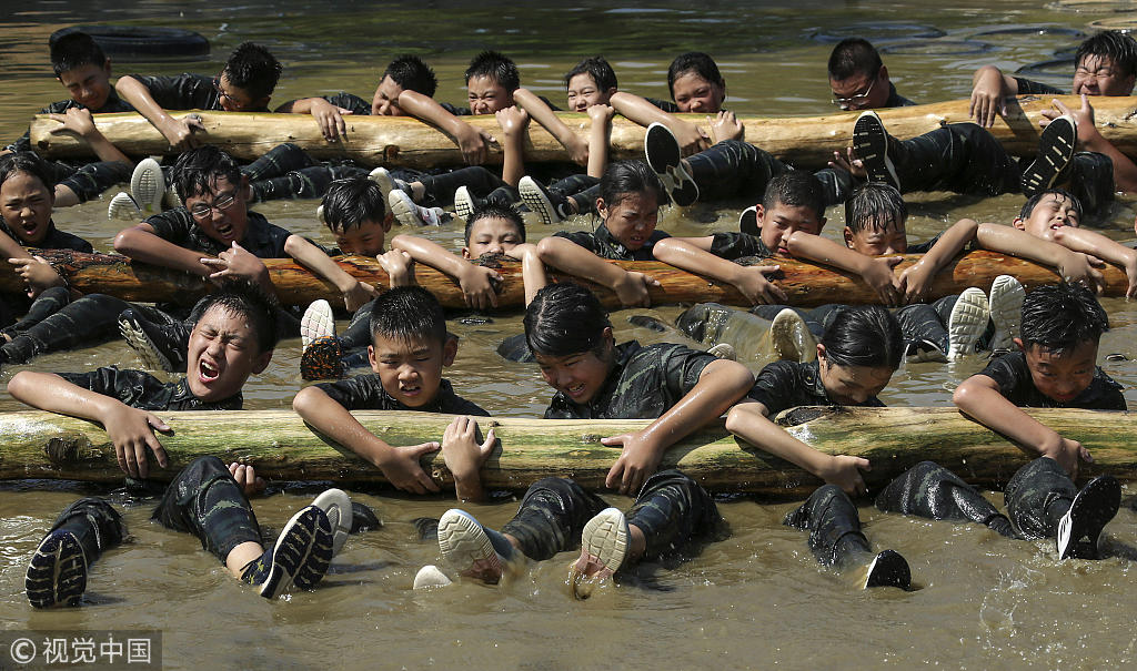 从小培养不做娘男狼爸送子入泥潭锻炼做硬汉