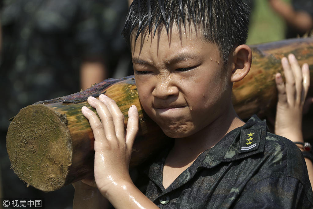 从小培养不做娘男狼爸送子入泥潭锻炼做硬汉