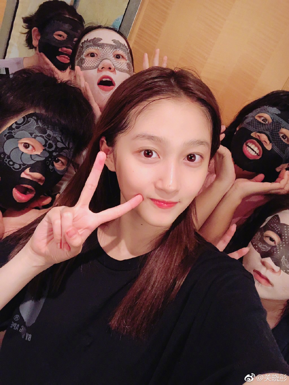 青春无敌关晓彤与好友聚会素颜出镜皮肤细腻