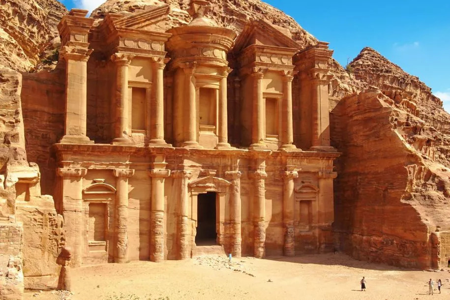 佩特拉城内最著名的建筑被称作卡兹尼,意为"宝库",实际上是一位纳巴特